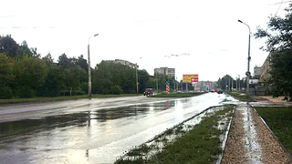 В Рязани на улице Зубковой над проезжей частью свисает оголённый кабель