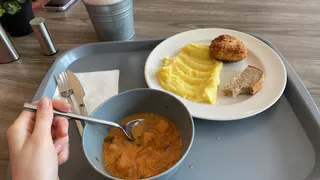 Нужно ли сливать первую воду при варке мяса: шеф-повар раскрыл главную тайну