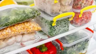 Фрукты замораживают, посыпав сахаром