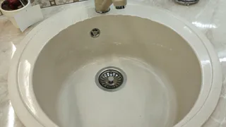 Пол пачки соды и кастрюли как новые: главное ничего тереть не надо. Замочил на ночь, утром все кристально чистое