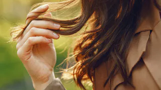 «Умный» уход за волосами: почему всё больше людей отказываются от десятков баночек и переходят на минимальный, но эффективный набор