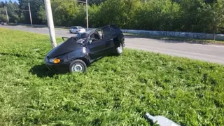 В Удмуртии автомобиль вылетел с дороги и врезался в световую опору
