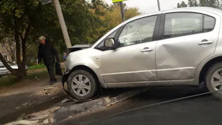 На улице Зубковой легковушка влетела в столб