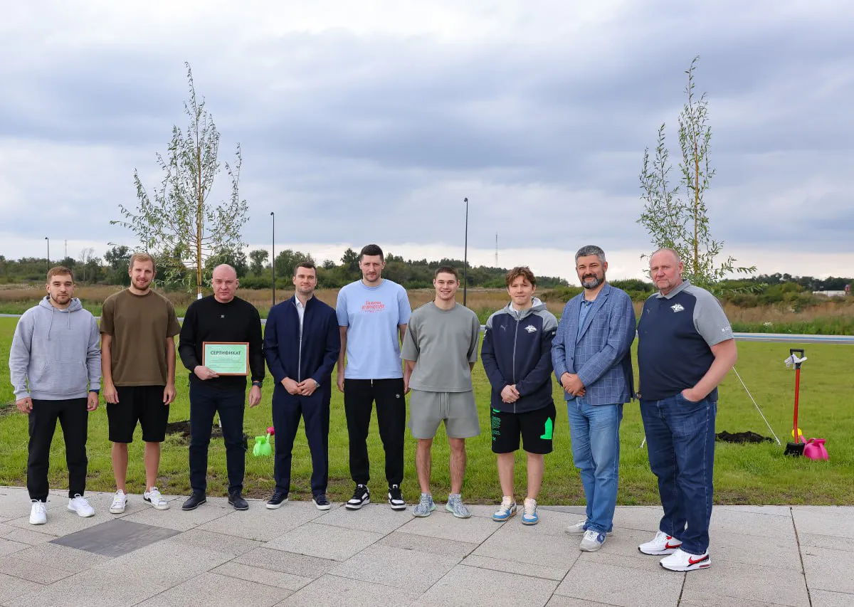 Хоккеисты «Металлурга» посадили «Чемпионскую аллею» в магнитогорском парке «Притяжение»