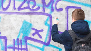 На улице Яхонтова в Рязани подростки разукрасили стены подъезда