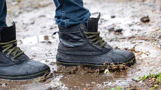 Как сохранить весенние ботинки сухими и устранить неприятный запах