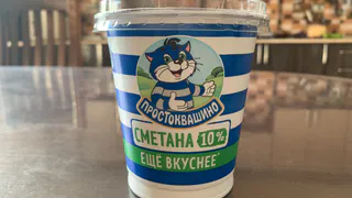 Банку сметаны в холодильнике всегда ставлю "вверх ногами": семья сразу оценила вкус и пользу молочки