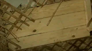 Люди винят строителей: в доме на проезде Грибоедова рухнул потолок