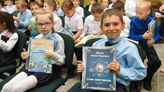 В честь юбилея: всем нижнекамским первоклассникам вручили книги