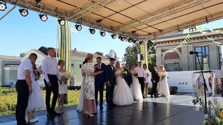 В День семьи, любви и верности на Рязанской ВДНХ свадьбу сыграли 8 пар