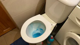 Так делают только опытные хозяйки: заливают йод в унитаз - санузел сверкает белее снега без усилий и химии