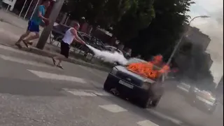 В центре Рязани загорелся автомобиль - видео