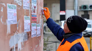 Магнитогорск усиливает борьбу с незаконной расклейкой объявлений на городских объектах