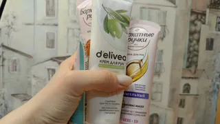 Врач рассказала, в чём особенности кожи шеи и в зоне декольте