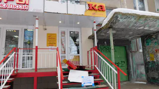 Народное фото: коммунальщики испортили вывеску магазина, сбивая сосульки