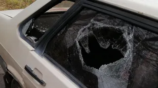 На Шевченко неизвестный обстреливал автомобили