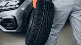 Опытный мастер на шиномонтаже назвал 3 причины перейти с «шиповки» на «липучку»