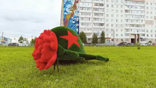 Усинск украшает площадь у мемориала новым символом памяти