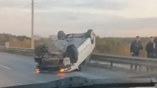 Видео: на Северной окружной перевернулась легковушка