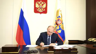 Окончательно обнулился: Путин подписал закон, дающий право снова стать президентом