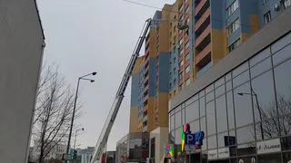 В многоэтажке на Солотчинском шоссе мужчина сидел, свесив ноги из окна. Прохожие вызвали МЧС