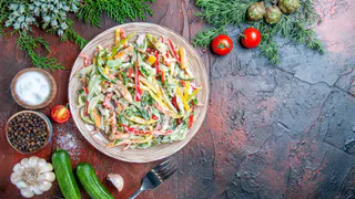 Готовится за секунды, стоит три рубля, но съедается тоннами: салат «Миг» из 4 простых ингредиентов ресторанное блюдо
