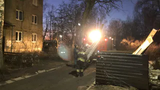 Когда дети застряли на балконе пятиэтажки, родителей дома не было