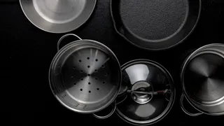 В такой посуде нельзя ни готовить, ни хранить - наносит вред и меняет вкус: есть абсолютно на каждой кухне