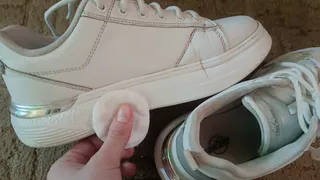 3 капли на ватный диск - и натираю белую подошву: растворятся даже самые стойкие желтые пятна