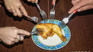 Исследование Роскачества: в некоторых образцах куриного мяса нашли опасные бактерии и следы запрещенных антибиотиков