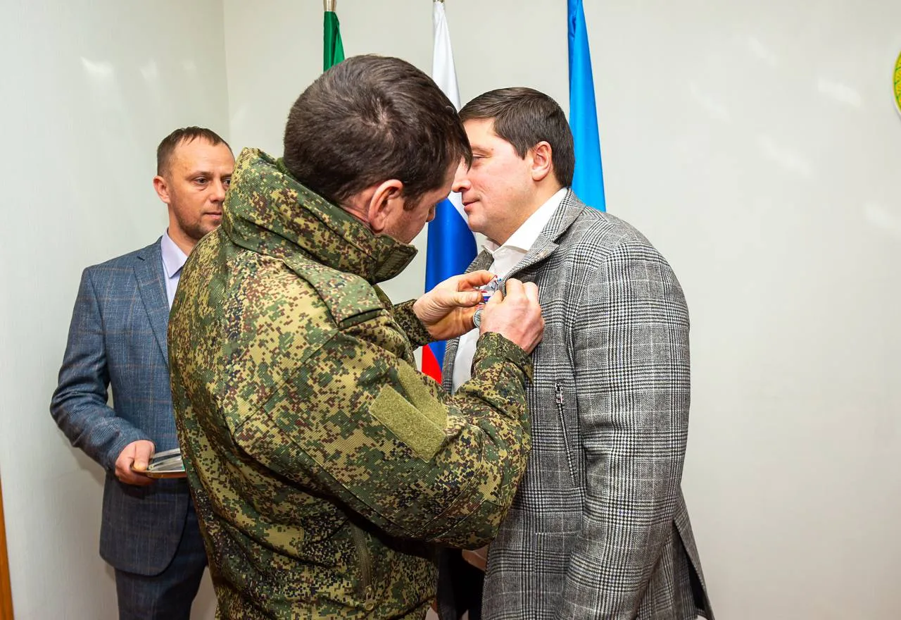 Мэра Нижнекамска наградили медалью Z «Труженик тыла»
