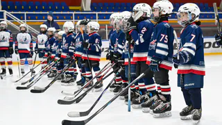 Юные хоккеисты «Нефтехимика» получили 100 клюшек от звёздного земляка Михаила Сергачёва