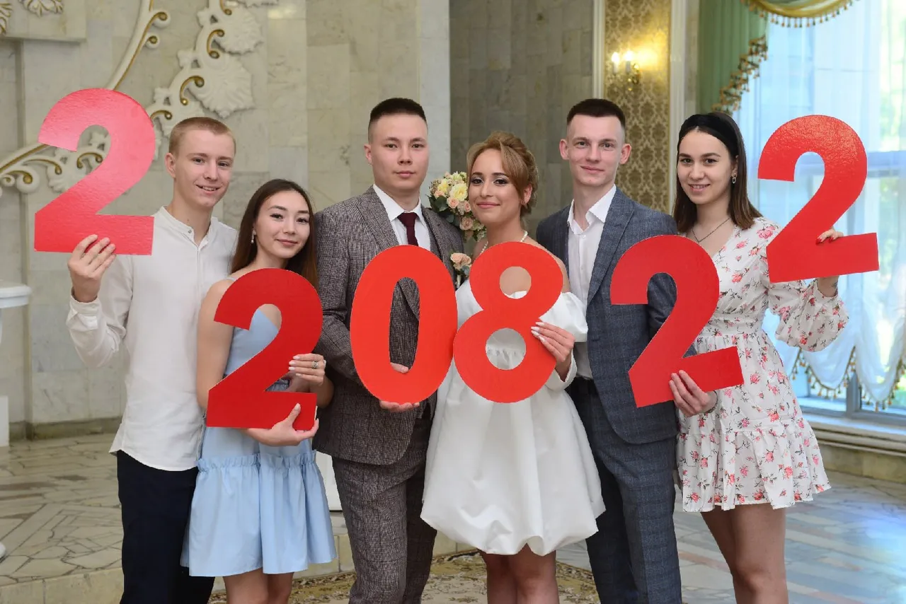 В Нижнекамске 15 пар расписались в понедельник!
