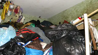 В Чебоксарах пенсионеров заставили убрать свалку из собственной квартиры