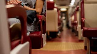 «Ваш ребенок бегает по вагону и не дает мне спать», – сказала пожилая женщина. – «Но ему всего пять лет»