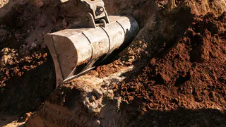 В Челябинской области девушка упала в котлован и сломала позвоночник: коммунальщиков наказали