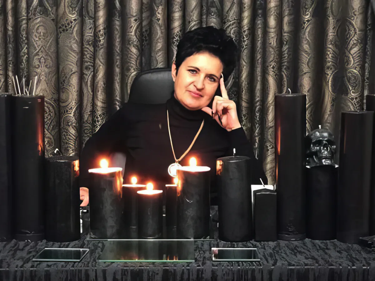 В России отказались от запрета на деятельность эзотериков и гадалок