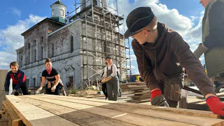 Сотрудницы полиции Сыктывкара приняли участие в восстановлении храма в Лялях