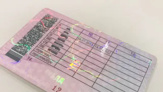 Водителей с многолетним стажем заставят пересдавать права в марте: названы условия        