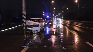 В Пензе на улице Чаадаева при столкновении иномарки со столбом погиб пассажир