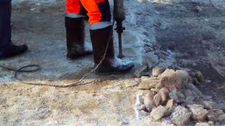 Навалились и почистили - муниципальные службы освободили от льда 4 600 м2 тротуаров