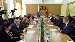 Александр Богомаз провел встречу с Федерацией профсоюзов области