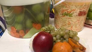 Открытые банки с капустой, огурцами и соленьями храню по несколько месяцев: хитрый трюк с водой - ничего не портится и не темнеет