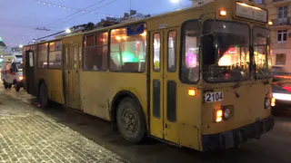 Рязанский маршрутчик догнал уходящий вдаль троллейбус после мелкого ДТП