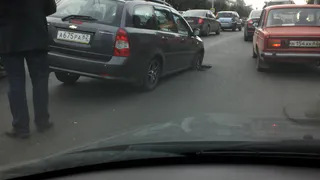 В поселке Шлаковый "Шевроле" провалился в яму на дороге