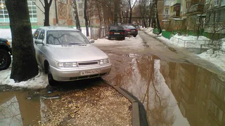 Рязанка: «Авто, припаркованное на газоне, пришлось обходить по колено в воде»