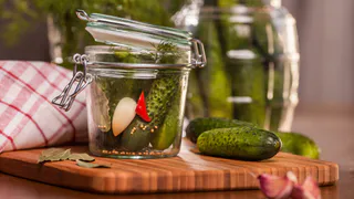 Нарезала - залила: секретный рецепт хрустящих огурцов по-фински, которые не нужно закатывать