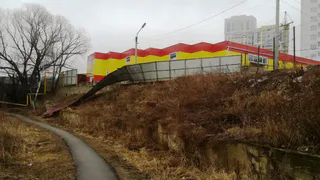 Как-то приуныл: в Дашково-Песочне забор вот-вот рухнет на пешеходную дорожку