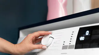 Зажмите всего 2 кнопки - и стиралка сама очистится от грязи, плесени и остатков порошка: секрет вечной службы