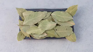 Лавровый лист всегда держу в кошельке - и всем советую: удивительно, но это работает